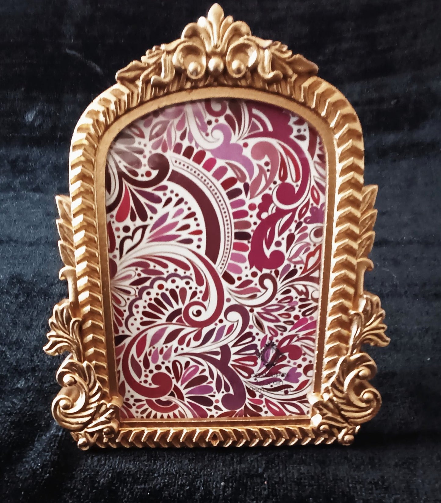 Ornate Gold Scroll with Leaf Picture Frame. 4" x 6"